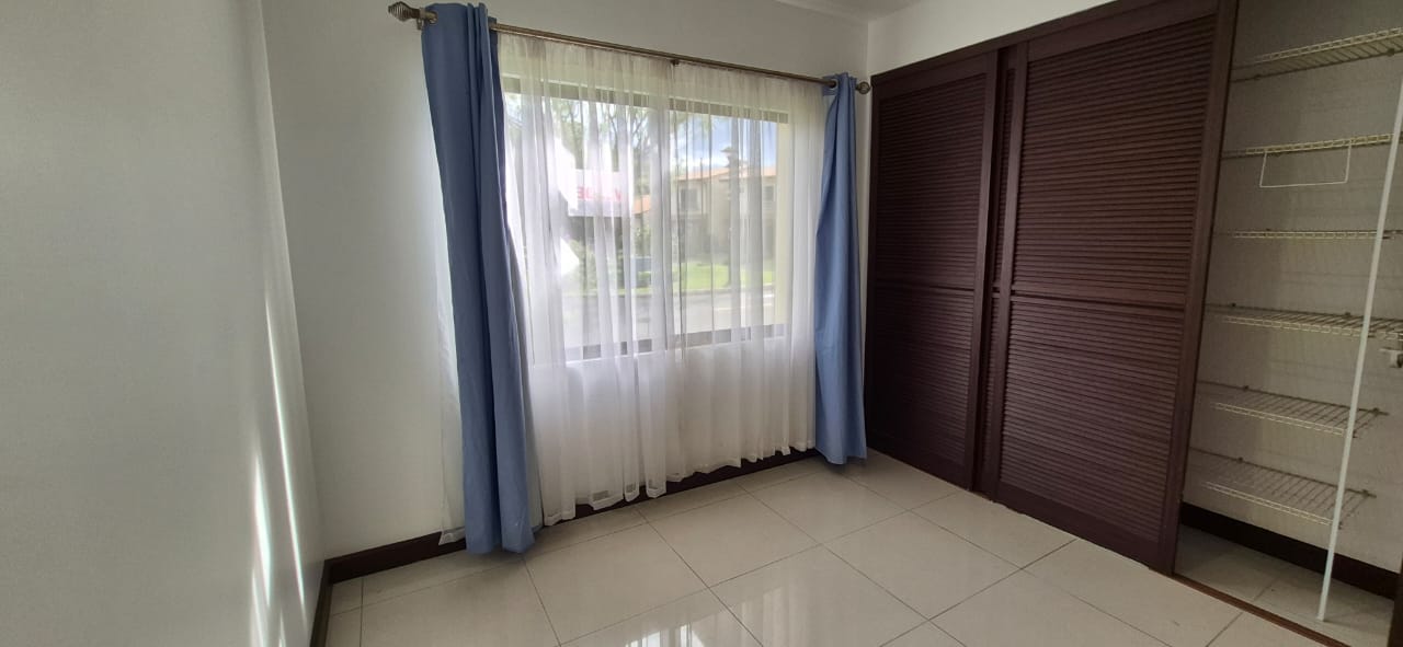 Foto original: Dormitorio con clóset
