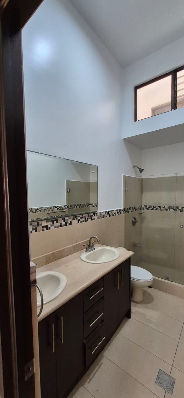 Foto original: Baño con doble lavamanos